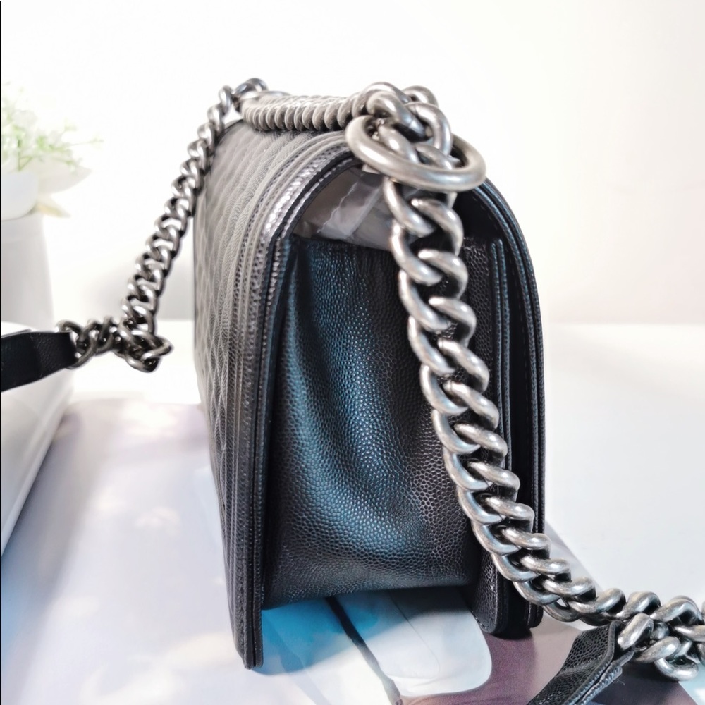 Classic Chanel Caviar microchipped medium Boy Bag - Picture 4 of 12